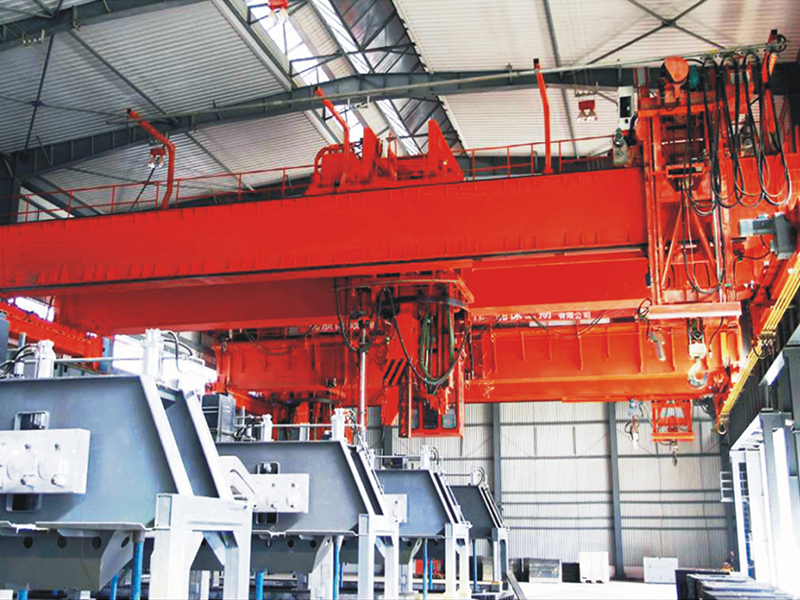 Multifunctional crane for anode baking