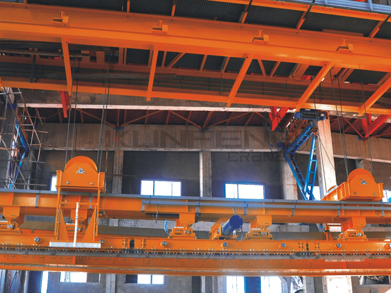 Electrolytic aluminum multifunctional crane